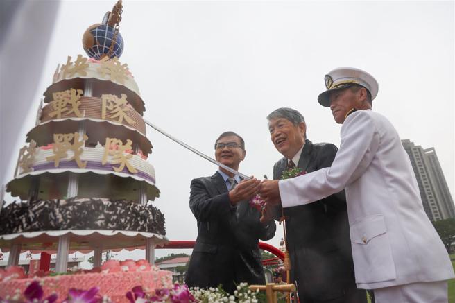  海軍陸戰隊指揮部昨日舉辦成軍77週年隊慶，邀請歷任司令、指揮官、陸戰隊前輩共襄盛舉，現場除陳展AAV7兩棲突擊車等主戰裝備，莒拳隊、聯合樂儀隊也展現榮耀、無畏風雨，帶來精湛操演，傳承「永遠忠誠」精神。
（記者黃迪明攝）