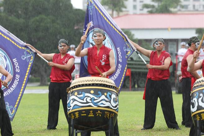  海軍256戰隊戰鼓隊擔綱開場演出，氣勢非凡。
（記者黃迪明攝）