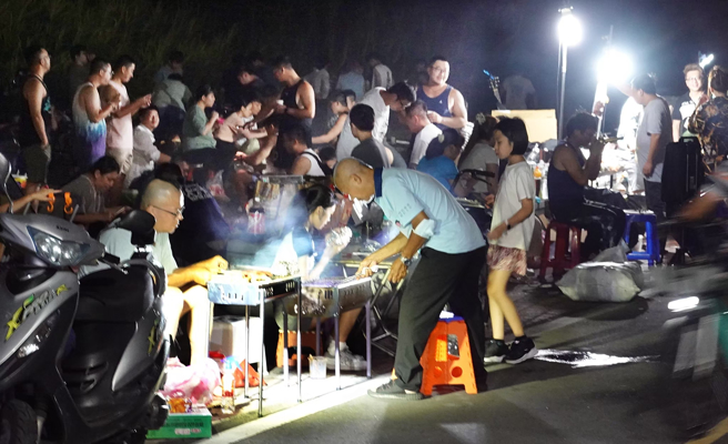 今年中秋節沒有連假，不少上班族自行請假出遊。圖為民眾烤肉資料照。（圖／記者姚志平攝影）