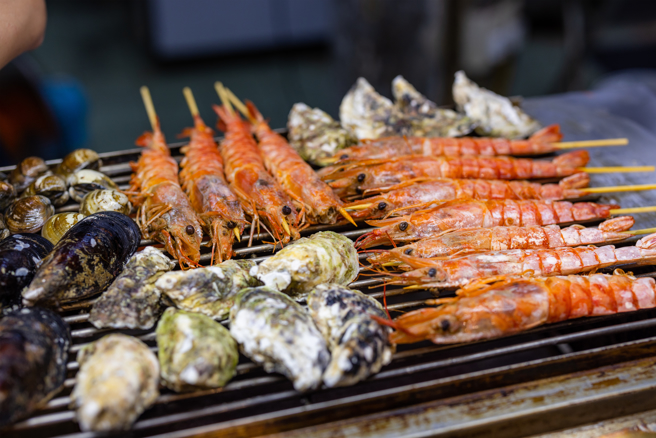 带壳海鲜、香肠等中秋烤肉常见的食材，都是容易引发过敏的高组织胺食物。（示意图，Shutterstock／达志）