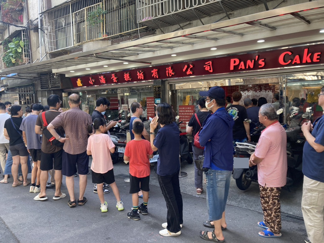 新北市凤梨酥名店「小潘蛋糕坊」，去年中秋节檔期开卖首日，吸引大批民眾排队抢购。（图／记者于川摄）