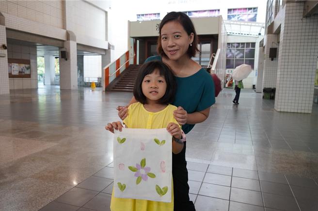 來自太平國小的劉香琦小朋友，由媽媽陪同參加活動，首度接觸敲染手作，她表示手提袋作品可愛又實用，會帶去學校裝東西。（畫面翻攝／紀爰高雄傳真）