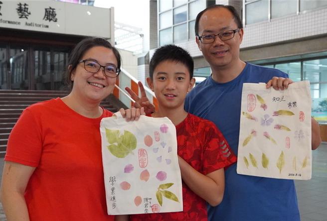 就讀苓洲國小的陳君奕小朋友跟爸爸、媽媽一起來，覺得敲染手提袋很好玩，也會想參加社教館其他的親子活動。（畫面翻攝／紀爰高雄傳真）