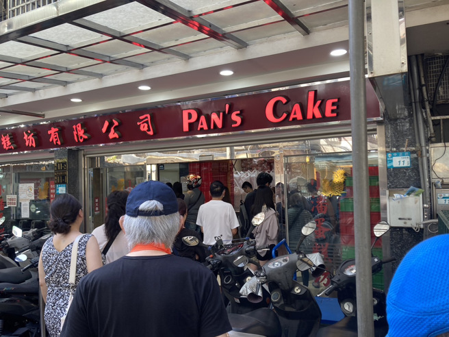 小潘蛋糕坊今上午挤满排队人潮，门市里挤得水泄不通。（图／于川摄影）