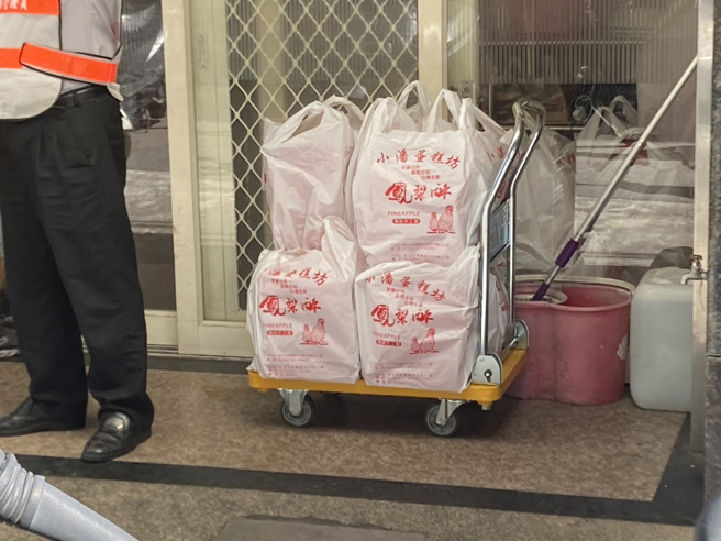 小潘蛋糕坊对面的工厂不断出货。（图／于川摄影）