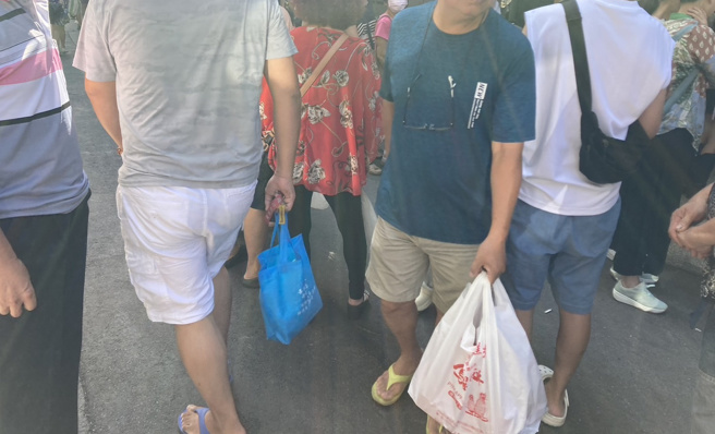 每个人平均买4～6盒。（图／于川摄影）