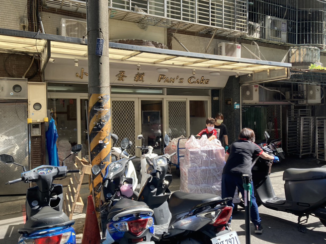 对面工厂也忙进忙出。（图／于川摄影）