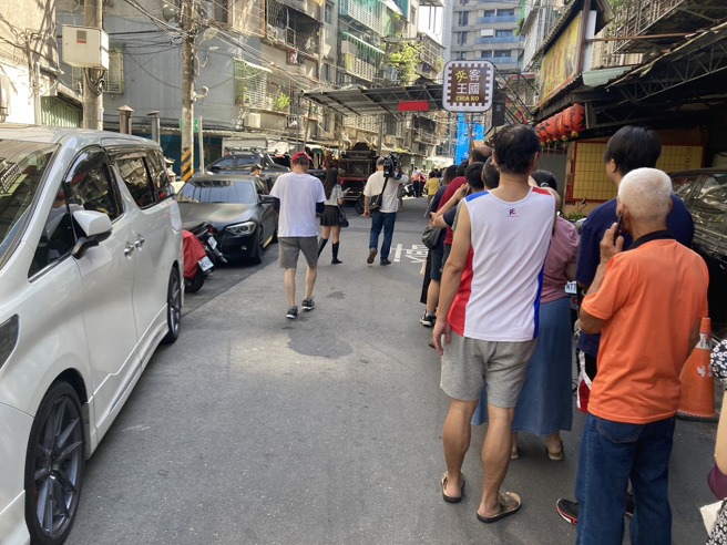民眾排满整条街，就是为了小潘的凤凰酥。（图／于川摄影）