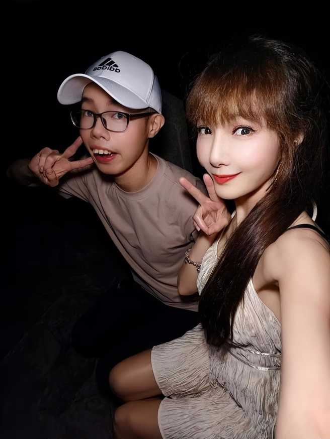 胡文英开直播撇清与邓佳华的关系。（图／胡文英脸书）