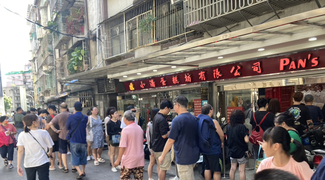 民眾排得汗流浃背。（图／于川摄影）