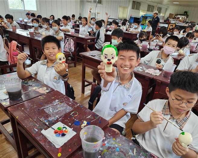 彰化縣新庄國小學生利用園區材料，設計及製作布袋戲偶。（教育部提供／林志成台北傳真）