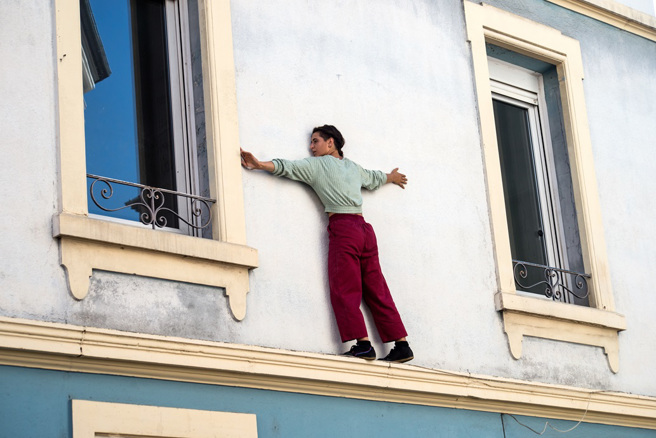 俄罗斯一名人妻为了抓奸攀墙爬窗，结果意外失足，从2楼坠地身亡。（示意图：Shutterstock／达志）