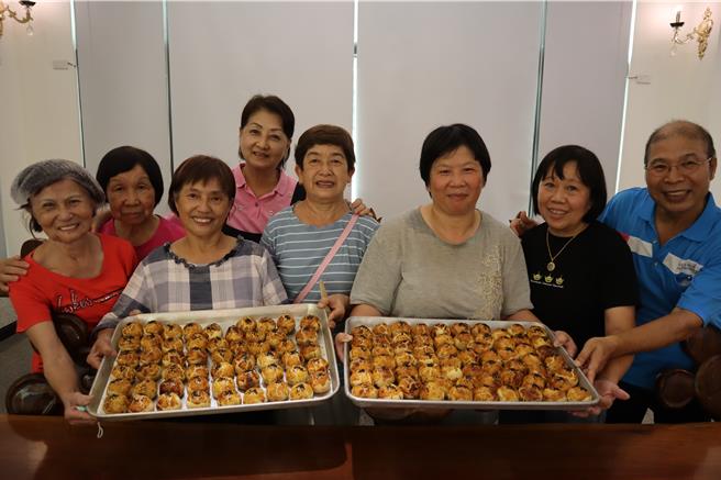 关西镇南新家政班成员在中秋节前夕，分工合作烤出700颗蛋黄酥，希望带给弱势家庭温暖。（邱立雅摄）