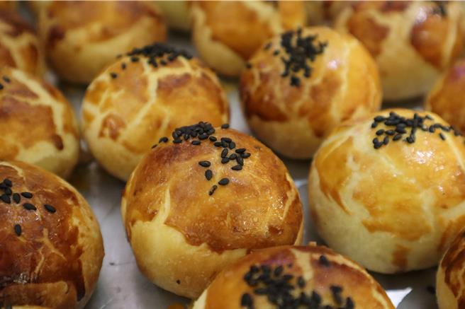 南新家政班成员的蛋黄酥制作功力不输市售店家，外皮酥脆质地细腻。（邱立雅摄）