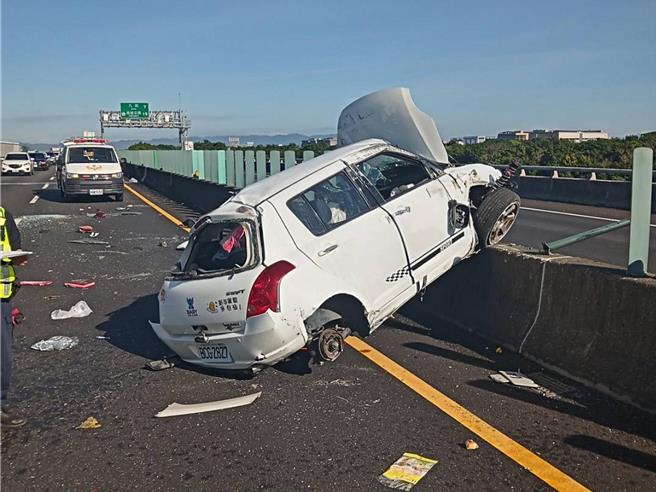 國道3號屏東路段今早發生自小客車自撞中央分隔島車禍，造成2人輕重傷。（民眾提供／羅琦文屏東傳真）