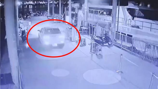 詐騙集團騙取570萬元，遭東港警方圍捕，衝進東琉碼頭搭船處，險些衝進海裡，讓碼頭工作人員看傻了眼，最後仍遭警方逮捕。（警方提供／羅琦文屏東傳真）