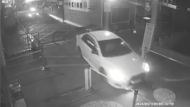 詐騙集團騙取570萬元，遭東港警方圍捕，衝進東琉碼頭搭船處，險些衝進海裡。（警方提供／羅琦文屏東傳真）