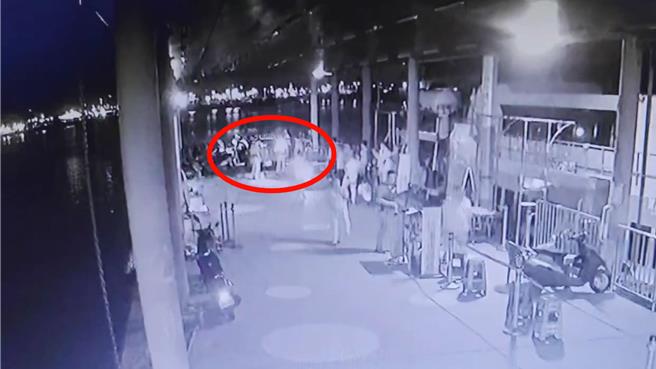 詐騙集團車手為逃避警方圍捕，衝進東琉碼頭搭船處，最後還是落網。（警方提供／羅琦文屏東傳真）