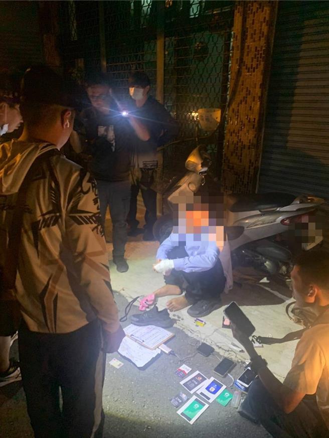 警方逮捕詐騙集團車手。（警方提供／羅琦文屏東傳真）