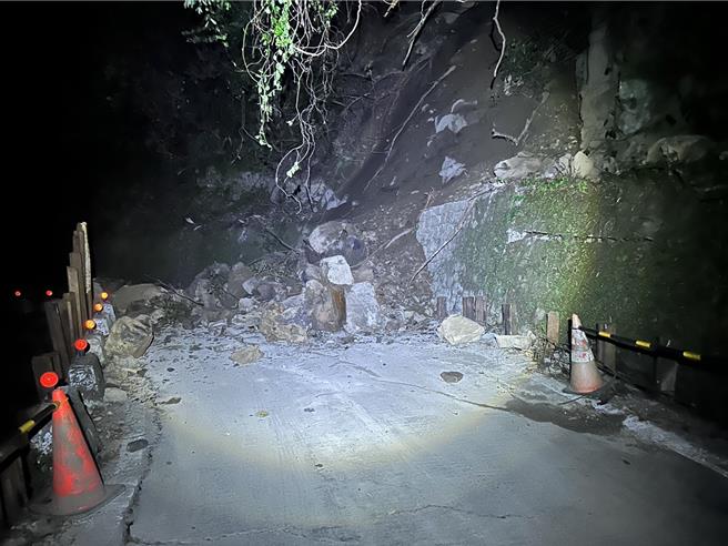 桃園復興雪霧鬧聯外道路坍方，300多人受困等待撤離。(復興區公所提供／呂筱蟬桃園傳真)