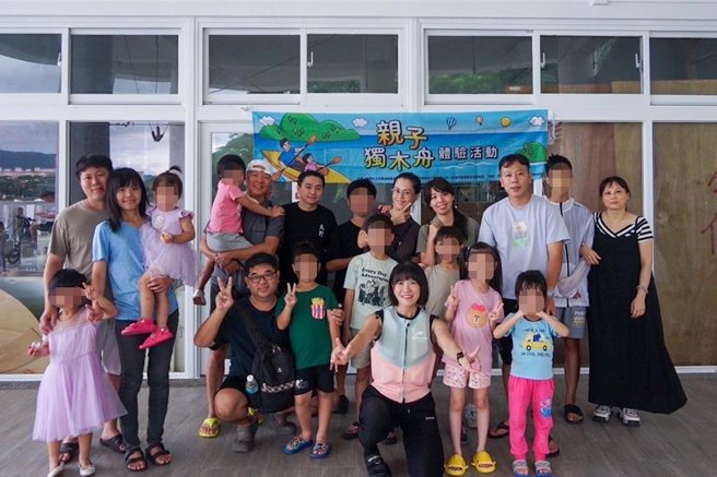 民进党籍高市议员郑孟洳与台湾水上休閒运动推广协会14日在高雄莲池潭水域运动中心举办「亲子独木舟体验活动」。（郑孟洳提供／洪浩轩高雄传真）