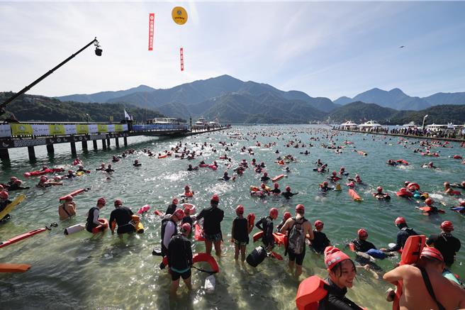 泳士們依序下水。（南投縣政府提供／李京昇南投傳真）