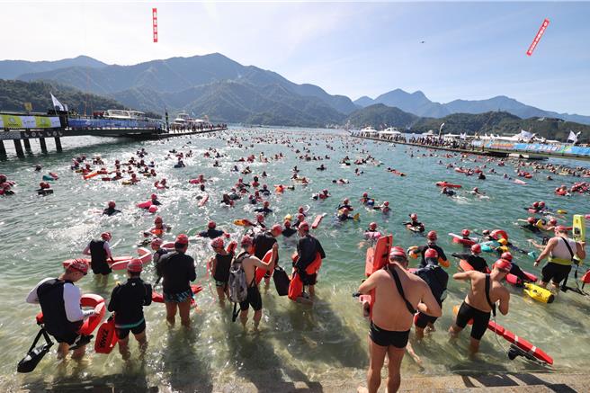 2.2萬人依序下水畫面猶如「下水餃」。（南投縣政府提供／李京昇南投傳真）