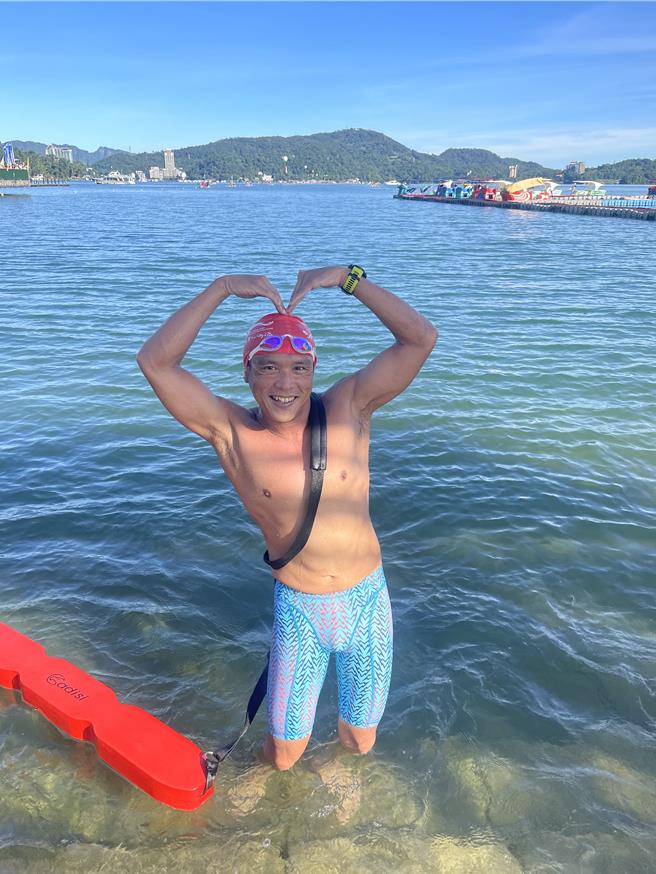 余信輝高興的擺姿勢拍照留念。（南投縣政府提供／李京昇南投傳真）