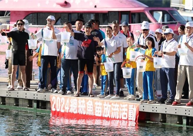 縣長許淑華、前總統馬英九等人也到潭區放流1萬條曲腰魚苗。（南投縣政府提供／李京昇南投傳真）