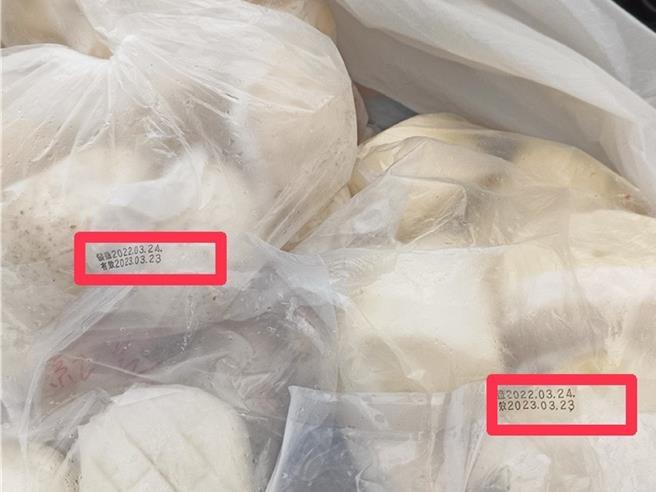 彰化家扶中心日前收到民眾送来的过期及流出浓稠汤汁的馒头。（彰化家扶提供／孙英哲彰化传真）