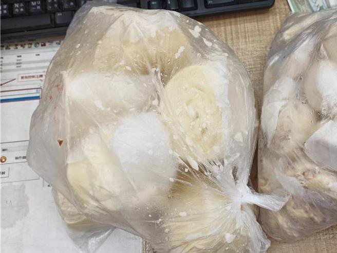 彰化家扶中心日前收到民眾送來的過期及流出濃稠湯汁的饅頭。（彰化家扶提供／孫英哲彰化傳真）