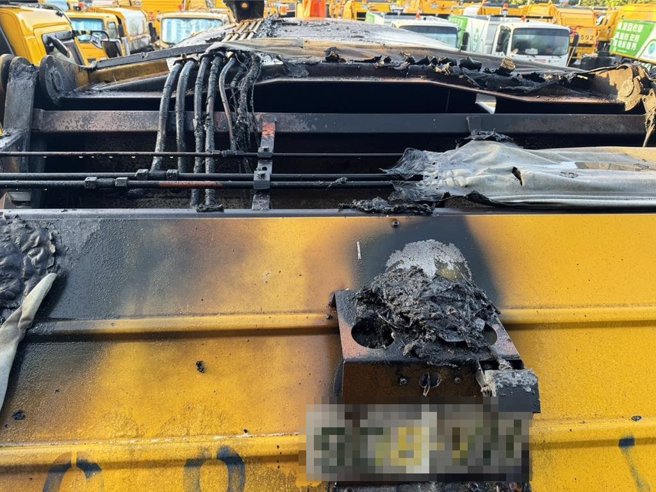 高雄南凤山清洁队14日清运烤肉垃圾时，疑似木炭復燃，导致垃圾车起火燃烧，垃圾车斗被烧个焦黑。（高市府环保局提供／洪浩轩高雄传真）