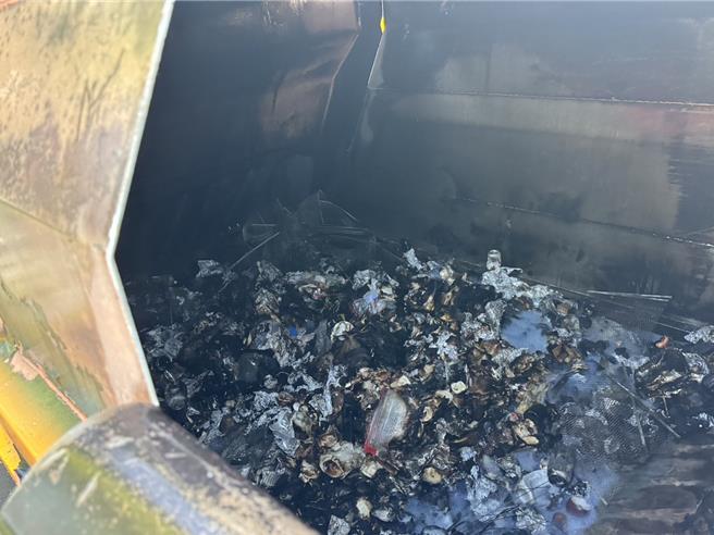 高雄南凤山清洁队14日清运烤肉垃圾时，疑似木炭復燃，导致垃圾车起火燃烧，垃圾车斗被烧个焦黑。（高市府环保局提供／洪浩轩高雄传真）