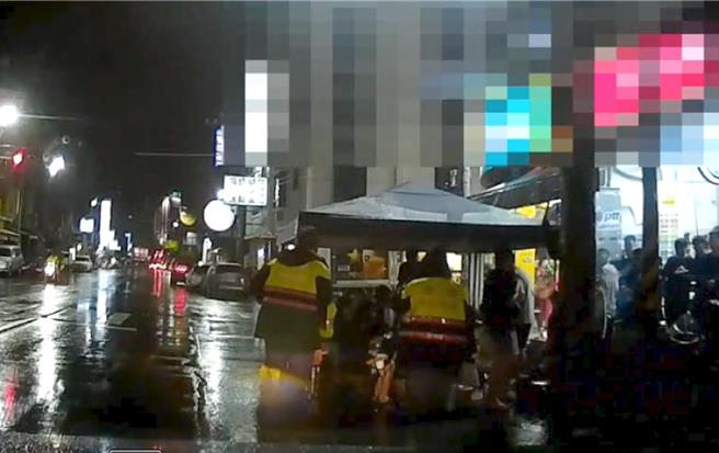 高雄楠梓区民眾14日占地烤肉，警方到场处理。（警方提供／林瑞益高雄传真）