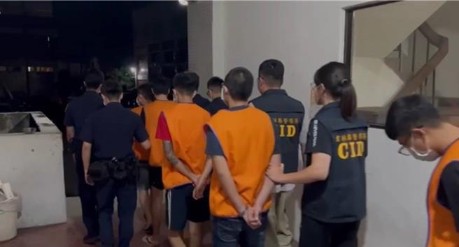 云林县虎尾镇14日发生2汽车在市区飞车追逐事件，造成6人受伤，警方逮5名犯嫌漏夜侦讯，15日依公共危险及杀人未遂罪嫌送办。（云林县警察局提供／张朝欣云林传真）