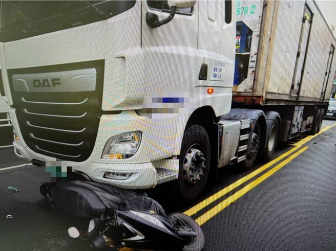 机车遭联结车头压在下面。（警方提供／罗琦文屏东报导）