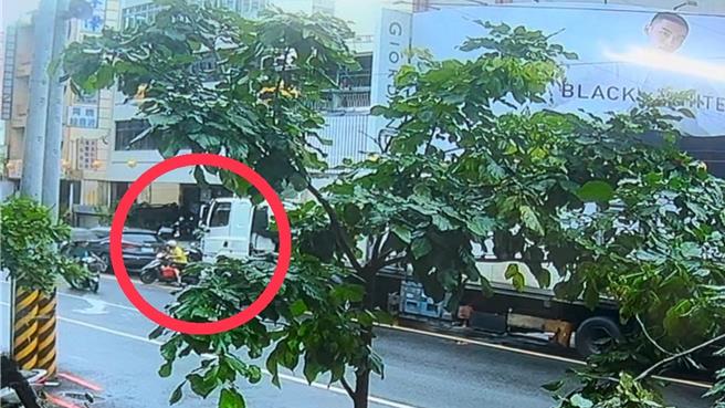 机车骑士与联结货车发生擦撞。（警方提供／罗琦文屏东报导）