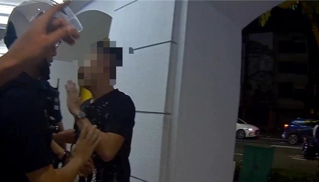 高雄KTV凌晨暴衝突，24歲黃男、26歲樊男與友人喝酒聚會暴衝突，警出動快打部隊到場，將2人帶返所依法送辦。（民眾提供／紀爰高雄傳真）