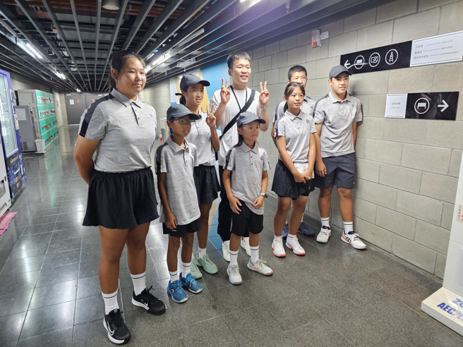 羽球名將李洋（後排中）到台北網球中心欣賞台維斯盃網球賽，和球僮合照。（陳筱琳攝）