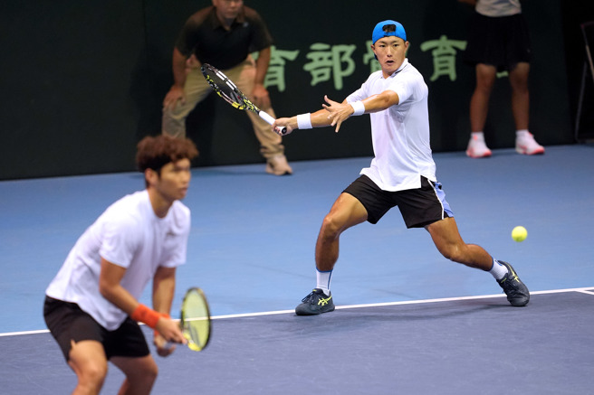 2024台维斯杯国际男子网球团体锦标赛世界一级15日进行中华队、波赫队之战，第3点双打中华队何承叡（左）、许育修（右）担纲双打，两盘比赛都有破发，加上中华队今天发球状态不错，多次发出爱司球，最终中华队6比3、6比4获胜，取得2比1领先（黄世麒摄）