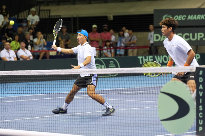 2024台维斯杯国际男子网球团体锦标赛世界一级15日进行中华队、波赫队之战，第3点双打中华队何承叡（右）、许育修（左）担纲双打，两盘比赛都有破发，加上中华队今天发球状态不错，多次发出爱司球，最终中华队6比3、6比4获胜，取得2比1领先（黄世麒摄）