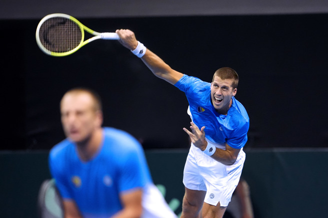 2024台维斯杯国际男子网球团体锦标赛世界一级15日进行中华队、波赫队之战，第3点双打波赫队法蒂奇（Nerman Fatic）（后）、巴西奇（Mirza Basic）（前）不敌中华队。（黄世麒摄）
