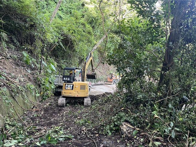 桃園復興區雪霧鬧聯外道路坍方，替代道路預計傍晚搶通僅開放遊客下山。（復興區公所提供／呂筱蟬桃園傳真）