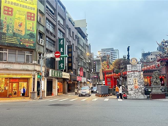 桃园市都发局与在地协调，18日起桃园景福宫周边人行环境改善工程将开始施作，预计明年农历年前完成。（桃园市都发局提供）