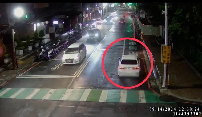 邱男驾驶白色小客车失控撞倒路边机车。（林口警分局提供）