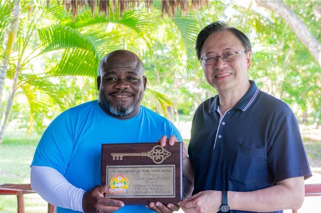 桃園市長張善政（右）於13日下午赴位於貝里斯的姐妹市橘道鎮訪問，橘道鎮市長Ladrick Sheppard（左）親自率領市府團隊以及議員與會。（桃園市政府提供）