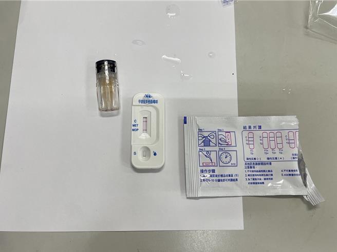警方查獲菸草2包及一罐菸油。經毒品試劑檢測後，確認含有二級毒品安非他命及三級毒品卡西酮。（金山警分局提供）