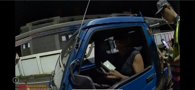 游男遭警方攔撿。（金山警分局提供）