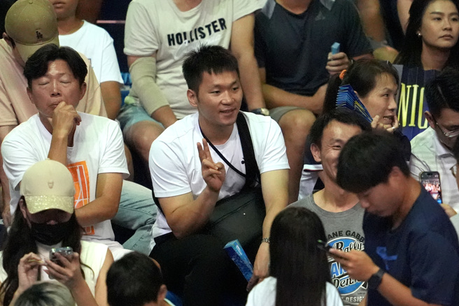 2024台維斯盃國際男子網球團體錦標賽世界一級15日進行中華隊、波赫隊之戰，巴黎奧運羽球金牌國手李洋（中）到場觀賽，休息時間對民眾合照請求來者不拒。（黃世麒攝）