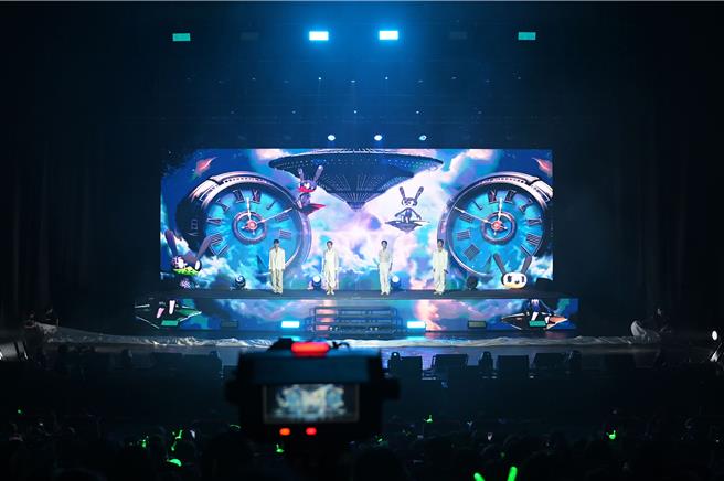 B.A.P卖力唱跳，台下粉丝也热情应援。（SHOW Office提供）